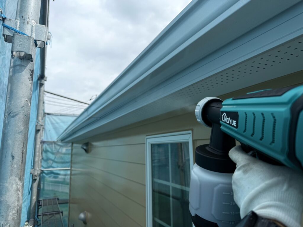 光触媒トップコーティング<br />
（耐候性と美観性を底上げしてくれるコーティング材です。）